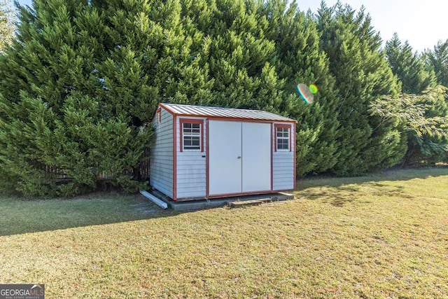 view of outdoor structure featuring a yard