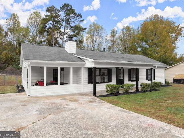 ranch-style house featuring a porch and a front yard