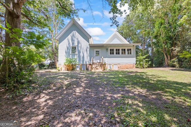 back of house featuring a yard