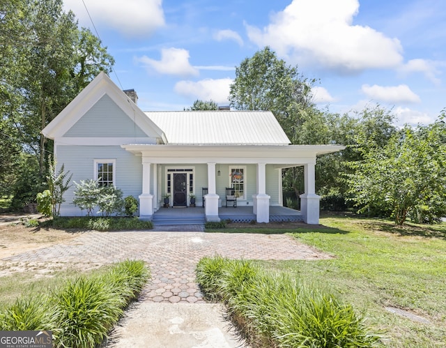 view of front of house with a porch and a front yard