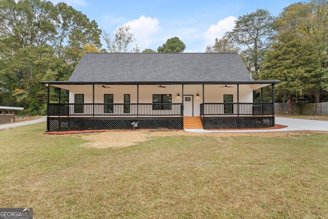 view of front of house with a front lawn, ceiling fan, and covered porch