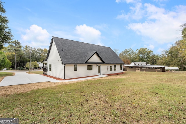 view of front of house featuring a patio and a front lawn