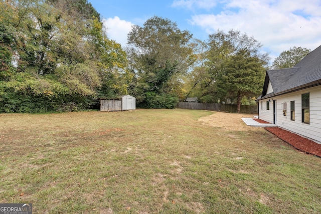 view of yard with a storage shed