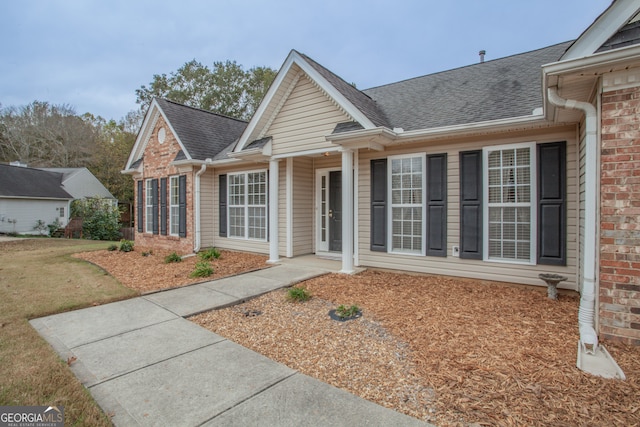 view of front of property featuring a front yard