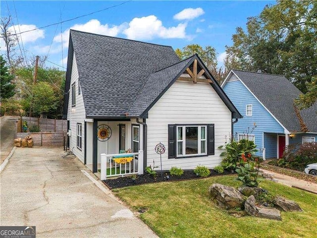 bungalow featuring a front lawn