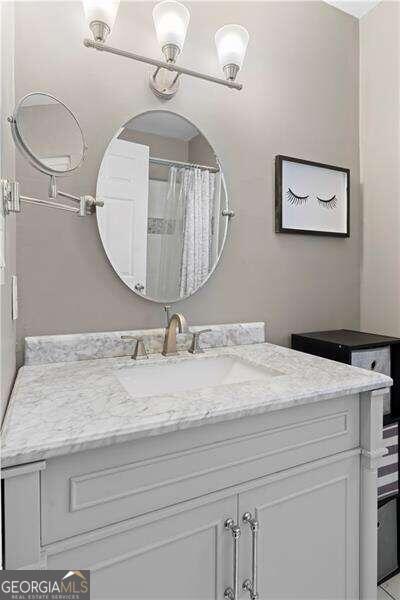 bathroom featuring a shower with curtain and vanity