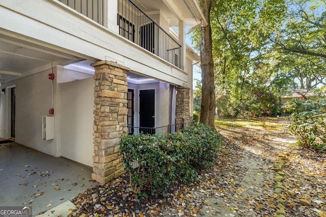 view of side of property featuring a balcony