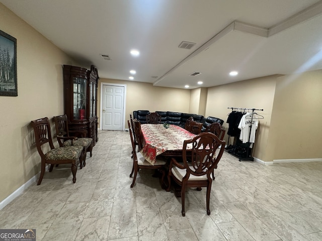 dining room featuring visible vents, baseboards, and recessed lighting