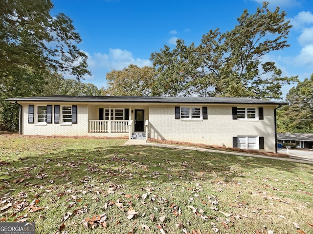 view of front facade with a front lawn