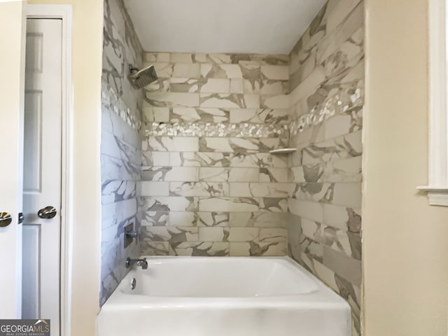 bathroom with tiled shower / bath combo