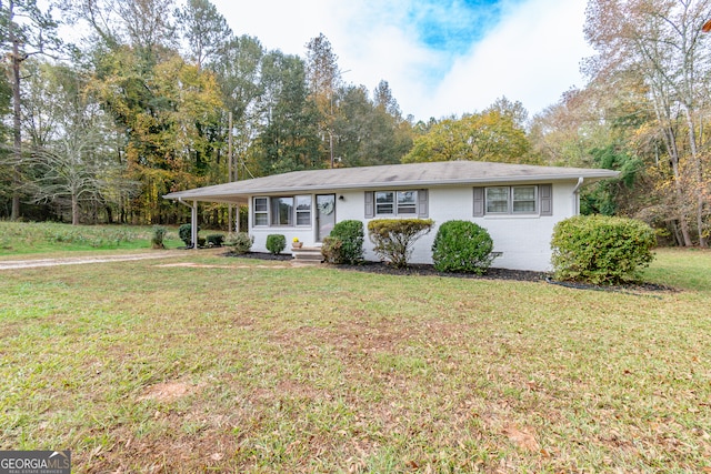 single story home featuring a front lawn