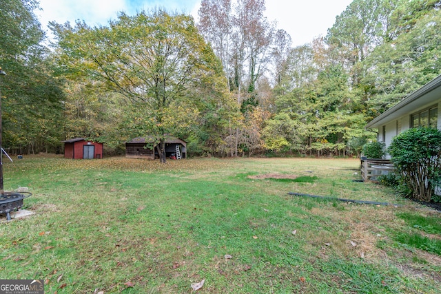 view of yard featuring a shed