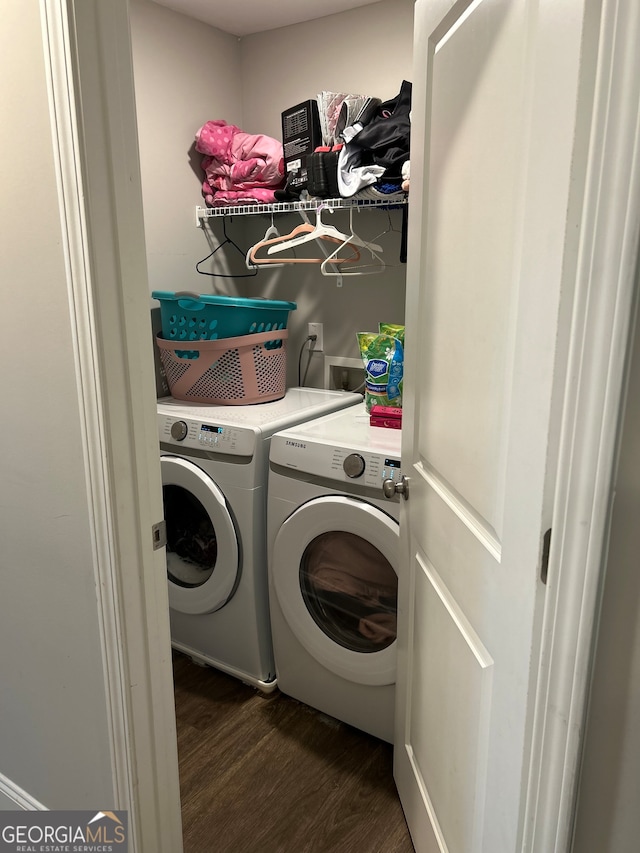 washroom with dark wood-type flooring and independent washer and dryer