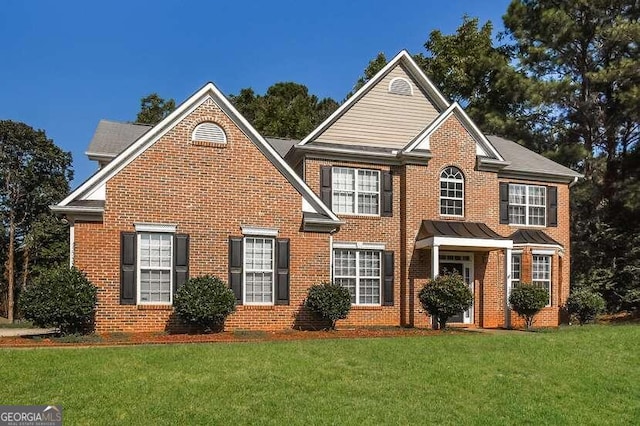 front facade featuring a front yard