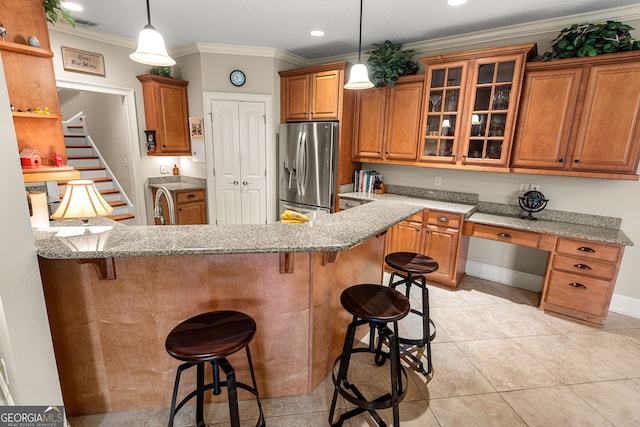 kitchen featuring kitchen peninsula, stainless steel fridge with ice dispenser, a breakfast bar, and crown molding