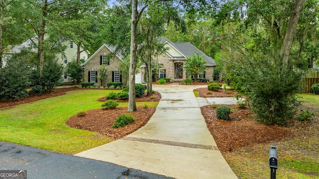 view of front facade featuring a front yard