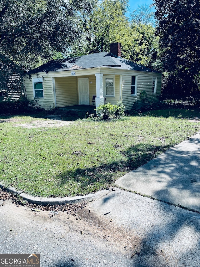 ranch-style house with a front yard