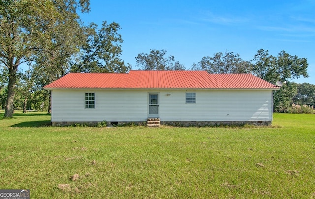 back of house featuring a lawn