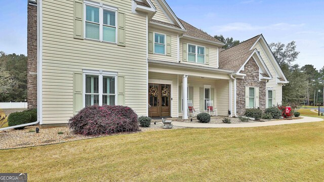 view of front of property featuring a front lawn