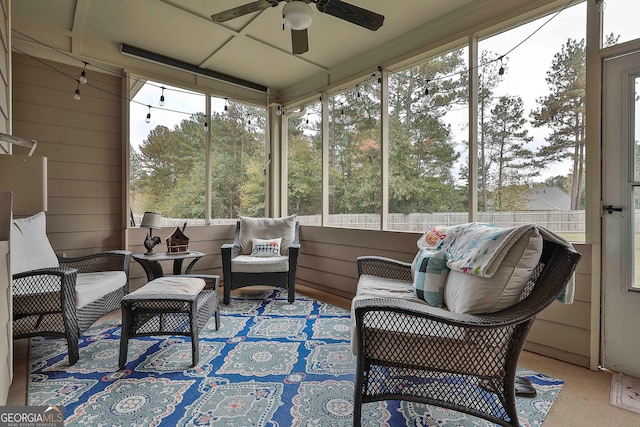 sunroom with ceiling fan