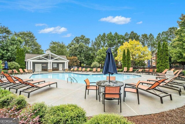 view of swimming pool with a patio area and ceiling fan