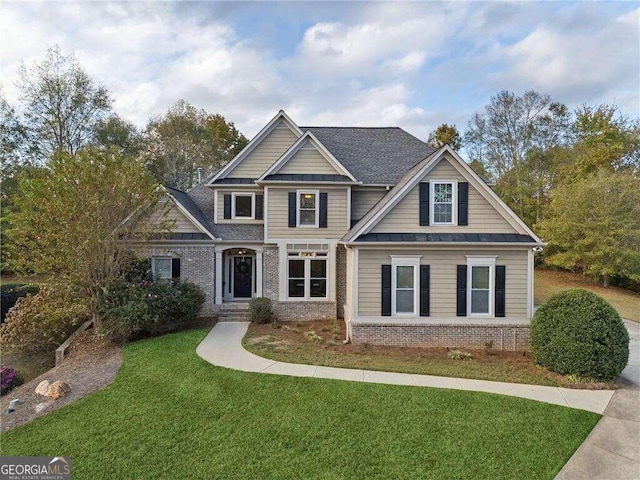 craftsman inspired home featuring a front lawn