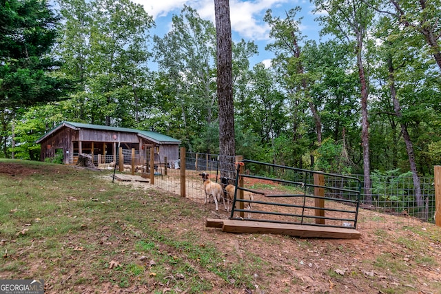 view of yard featuring an outdoor structure