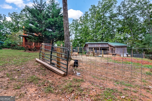 view of yard with an outdoor structure