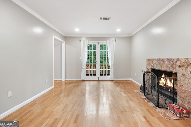 living room with light wood-type flooring and crown molding