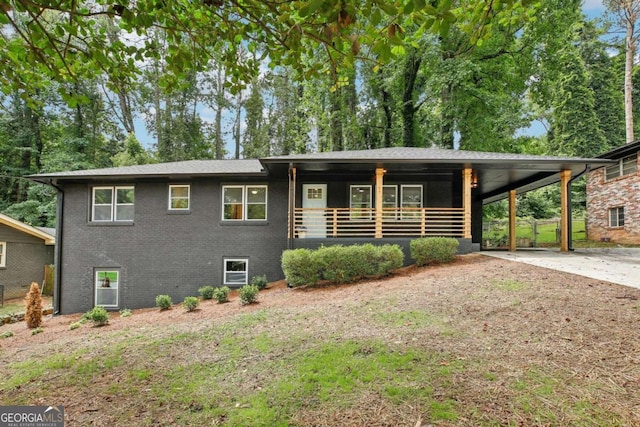 view of front facade featuring a carport