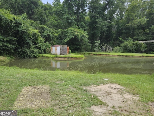 view of yard featuring a water view