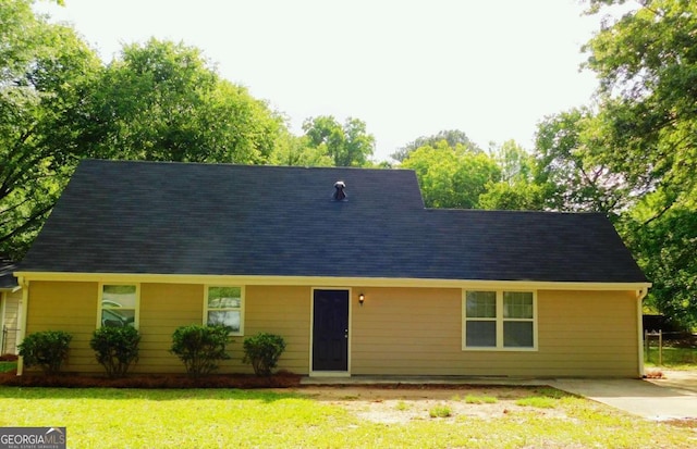 view of front facade featuring a front yard