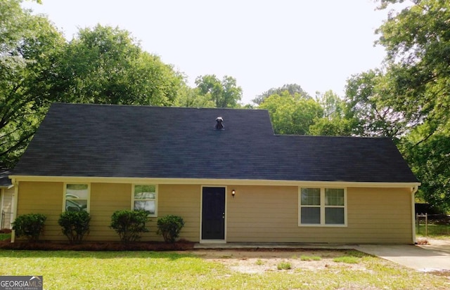 view of front of property with a front yard