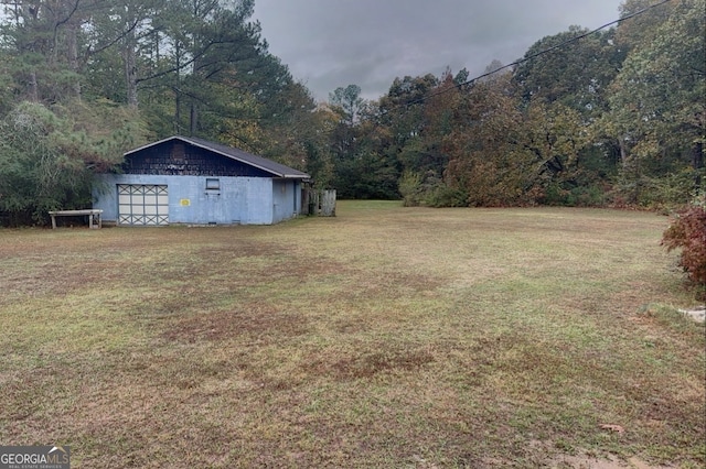 view of yard with an outbuilding