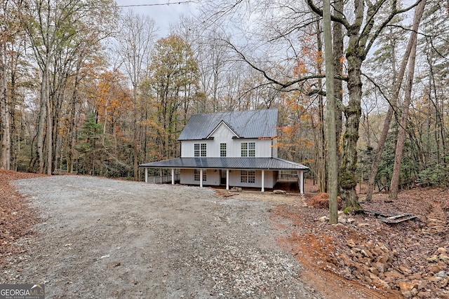 farmhouse featuring covered porch