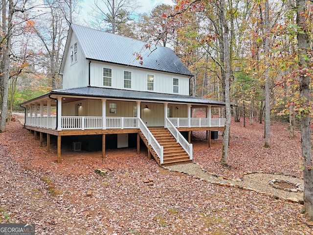 farmhouse featuring a porch