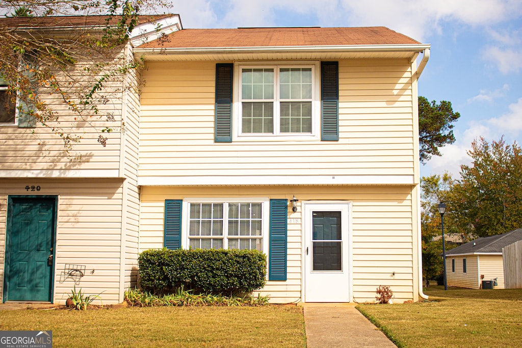 view of front of house featuring a front lawn