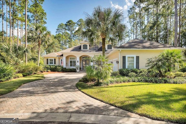 view of front facade featuring a front lawn