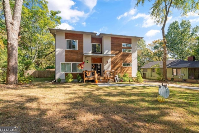 view of front of home featuring a front lawn