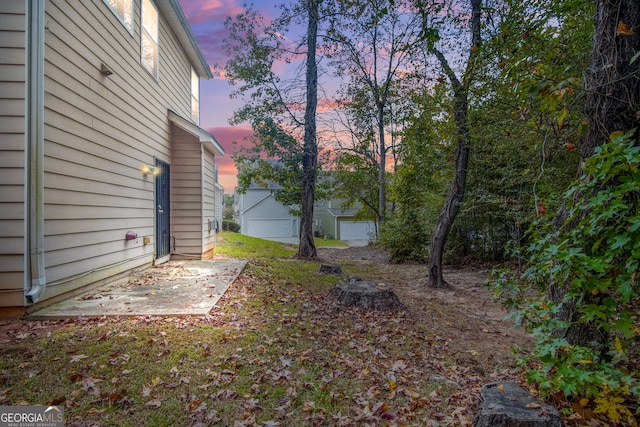 yard at dusk with a garage