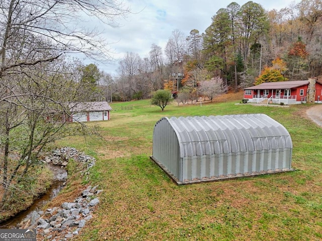 view of yard with an outdoor structure