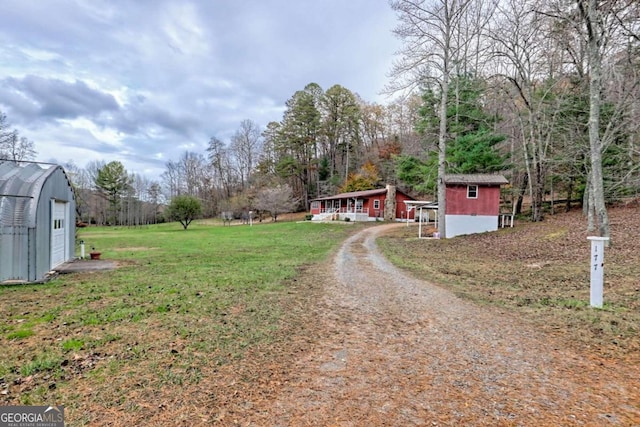 view of yard featuring a storage shed