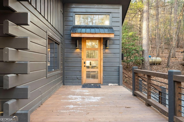 entrance to property featuring a wooden deck