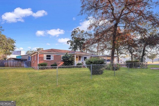 view of front of house featuring a front lawn