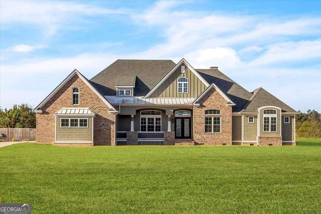 view of front facade featuring a front yard