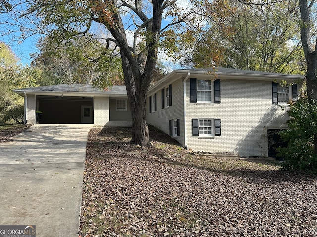 view of front facade with a carport