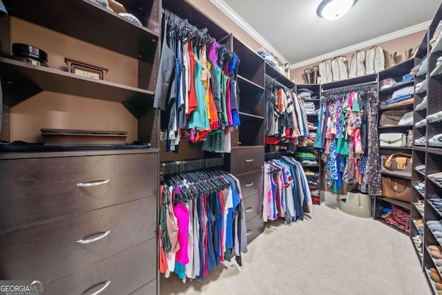 clothes washing area with cabinets, ornamental molding, sink, and washer and dryer