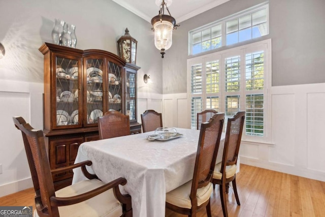 dining room featuring crown molding, light hardwood / wood-style floors, and plenty of natural light