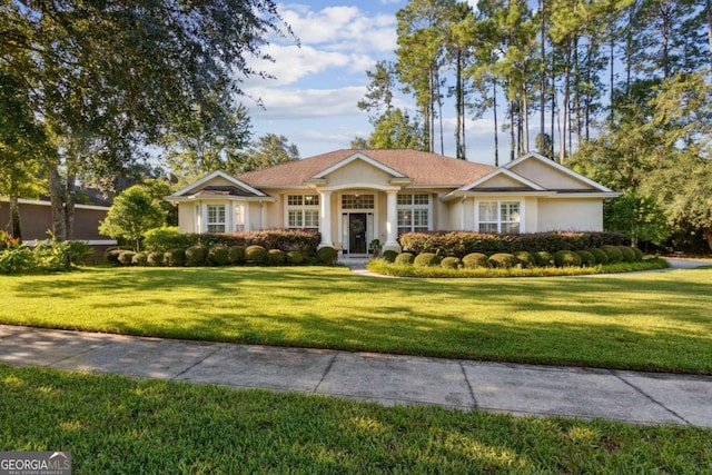 view of front of property featuring a front lawn