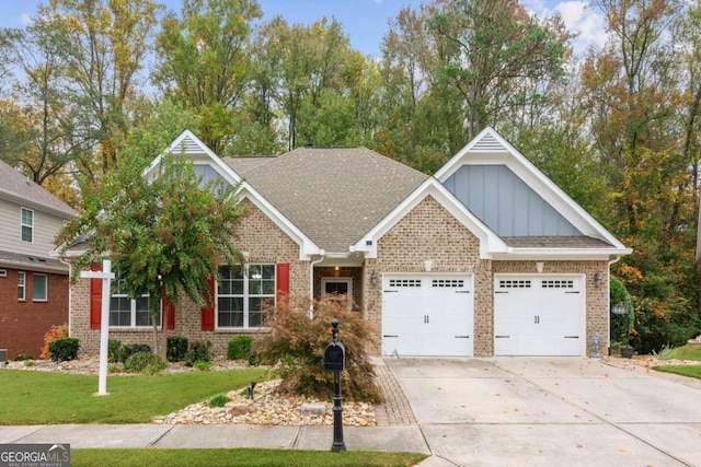 view of front of home featuring a front yard